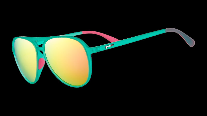 Vista en ángulo de tres cuartos de unas gafas de sol de aviador de color verde azulado con empuñaduras interiores de silicona de color rosa intenso y lentes polarizadas reflectantes de color rosa.