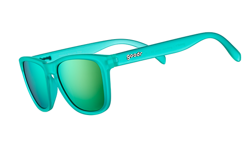 Vista en ángulo de tres cuartos de unas gafas de sol cuadradas de color verde azulado con lentes polarizadas reflectantes de color verde azulado.