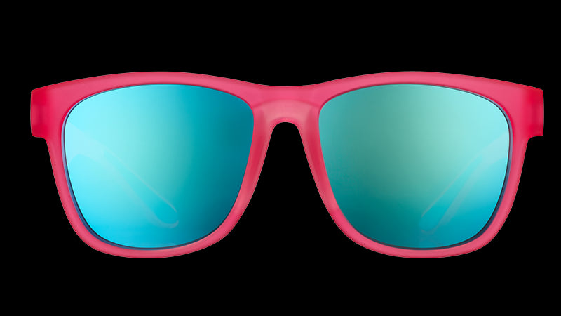 Vista frontal de unas gafas de sol cuadradas y anchas de color rosa intenso con cristales espejados azules.