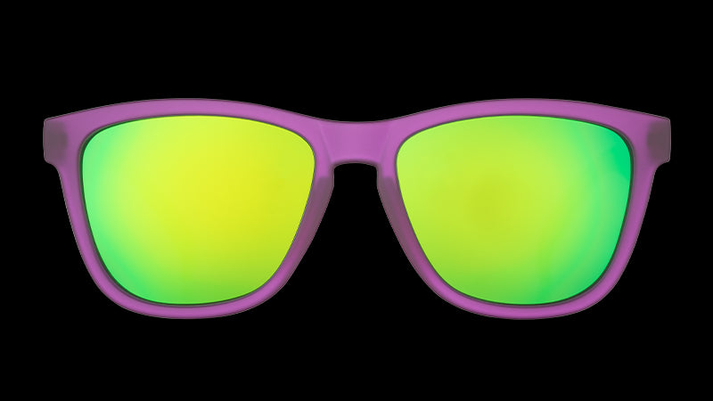 Vista frontal de unas gafas de sol moradas de forma cuadrada con cristales reflectantes verdes polarizados.